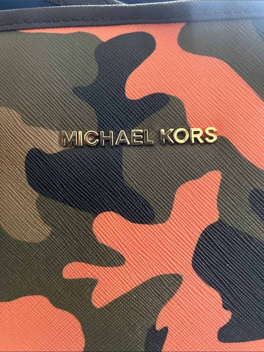 Authentic Michael Kors Jet set Travel Camo Tote Bag in Orange and Olive - Picture 3 of 7
